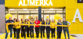 Trabajadores  del supermercado en el corte de cinta para celebrar la inauguración