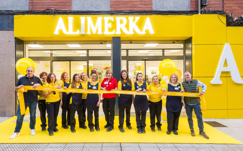 Trabajadores  del supermercado en el corte de cinta para celebrar la inauguración