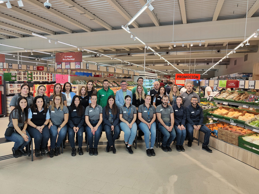 Los representantes institucionales, junto con el equipo de la nueva tienda de Lidl en Chauchina