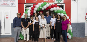 El equipo de SPAR Caserones junto a la directiva de SPAR Gran Canaria antes de la apertura