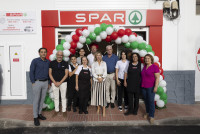 El equipo de SPAR Caserones junto a la directiva de SPAR Gran Canaria antes de la apertura