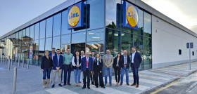 Alcalde de Vícar, Antonio Bonilla, y la directora regional de Lidl, Marta Ramírez, junto a otros miembros del consistorio y de la marca