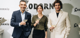 Codorniu Sergio Fuster CEO de Raventós Codorniu, los actores Anna Castillo y Quim Gutierrez