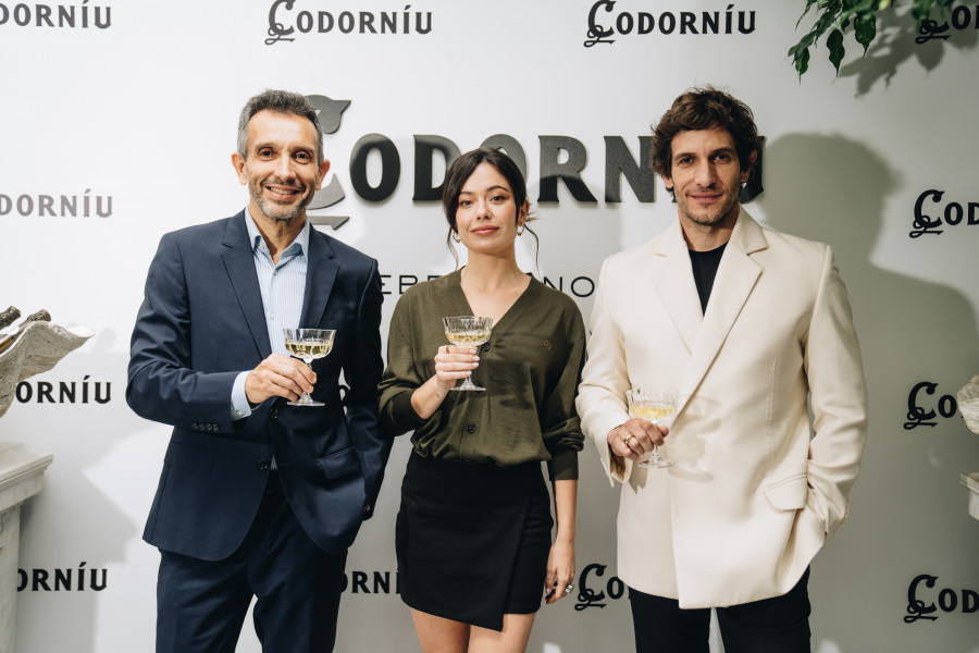 Codorniu Sergio Fuster CEO de Raventós Codorniu, los actores Anna Castillo y Quim Gutierrez