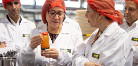 3424   Guadalupe Gómez (izq), directora de la fábrica, junto con María Guardiola, presidenta de la Junta de Extremadura (dcha)