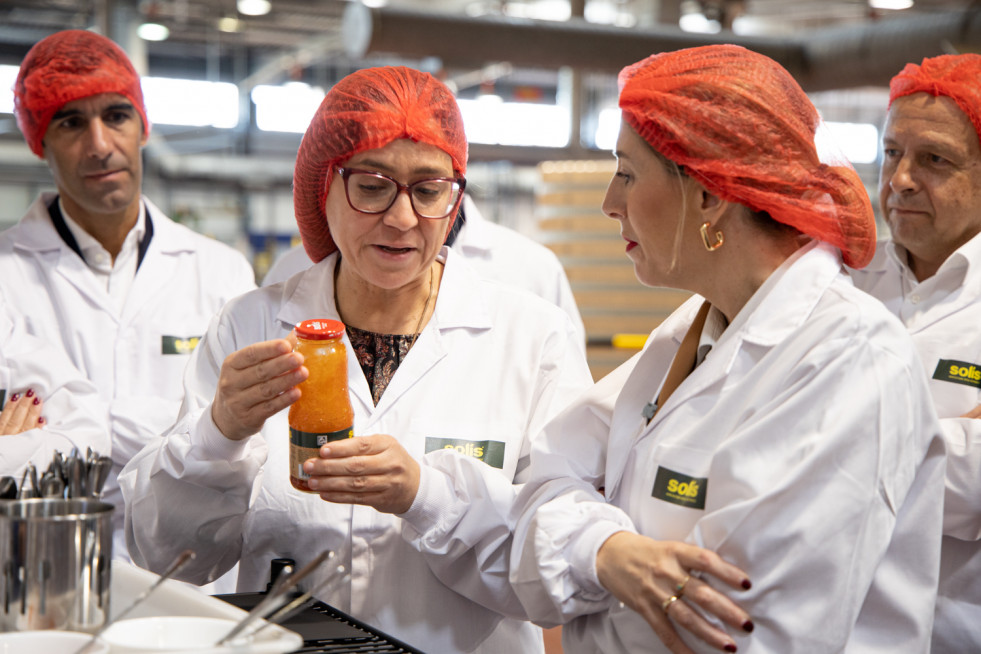 3424   Guadalupe Gómez (izq), directora de la fábrica, junto con María Guardiola, presidenta de la Junta de Extremadura (dcha)