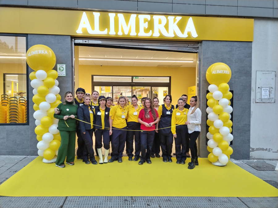 Foto de familia de los empleados del supermercado