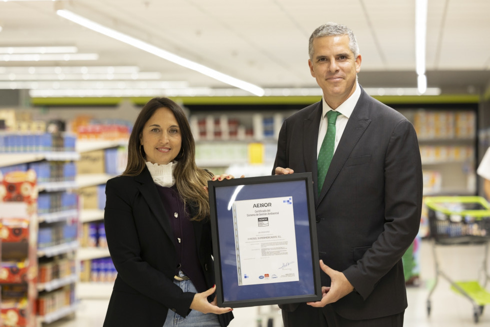 Dara Sánchez, responsable de Sostenibilidad de HiperDino, y Javier Lantigua, director de AENOR en Canarias (1)