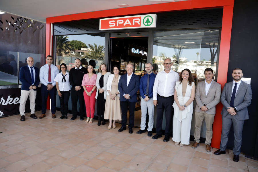 Foto de familia durante la apertura de SPAR Riosol