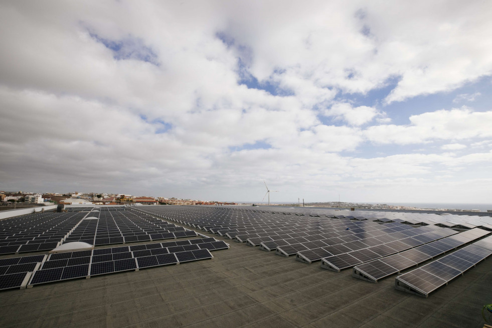 Instalación de autoconsumo fotovoltaico en el centro logístico de HiperDino en Telde (Gran Canaria)