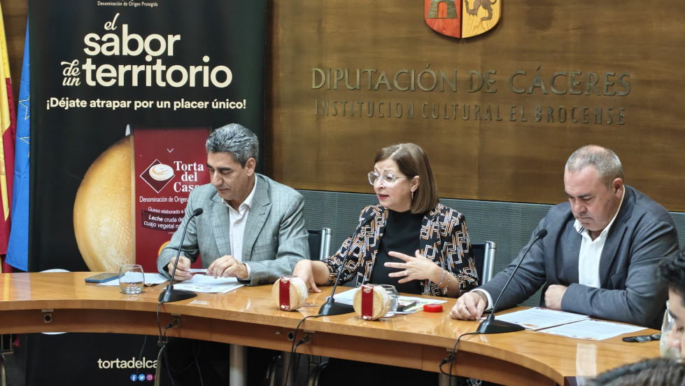 Presidente de la DOP, Ángel Pacheco (dcha), representante de Diputación de Cáceres (centro) y director de la DOP, Javier Muñoz