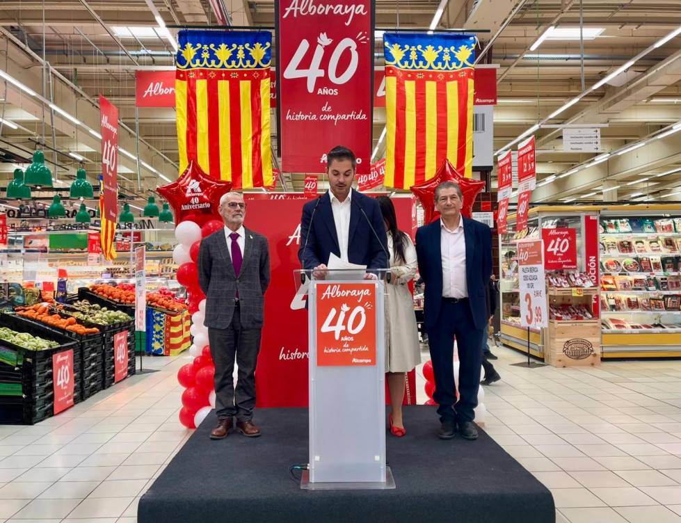 Izqda a dcha  Miguel Chavarría (alcalde Alboraia), Roberto Cano (director de Alcampo Alboraia), María Isabel Sáez Martínez (Directora general de Comercio) y Jorge Miguez (director Alcampo en la Co